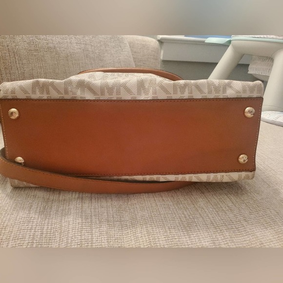 Michael Kors Large Hamilton Tote in Vanilla - Picture 7 of 9